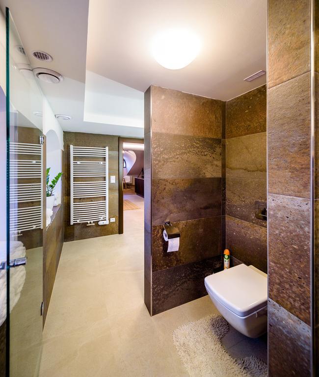 Rooftop Triplex Apartment In Centre ฮราเดตสคราโลเว ภายนอก รูปภาพ