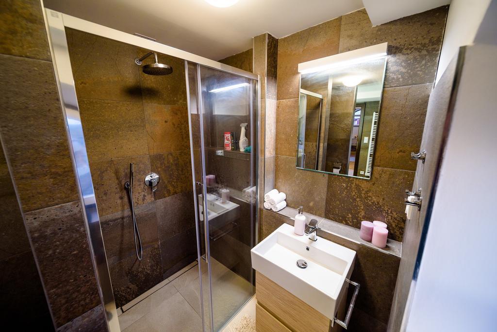Rooftop Triplex Apartment In Centre ฮราเดตสคราโลเว ภายนอก รูปภาพ